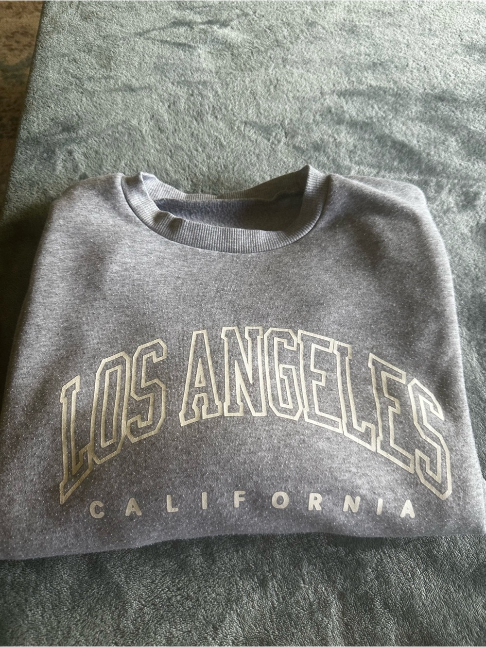 4 sweaters/sweatshirts